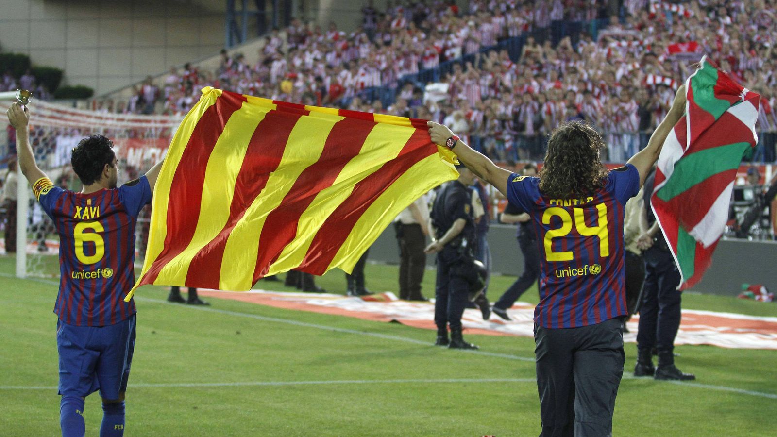 Foto: Xavi y Puyol, con las banderas de Cataluña y Euskadi (Efe)