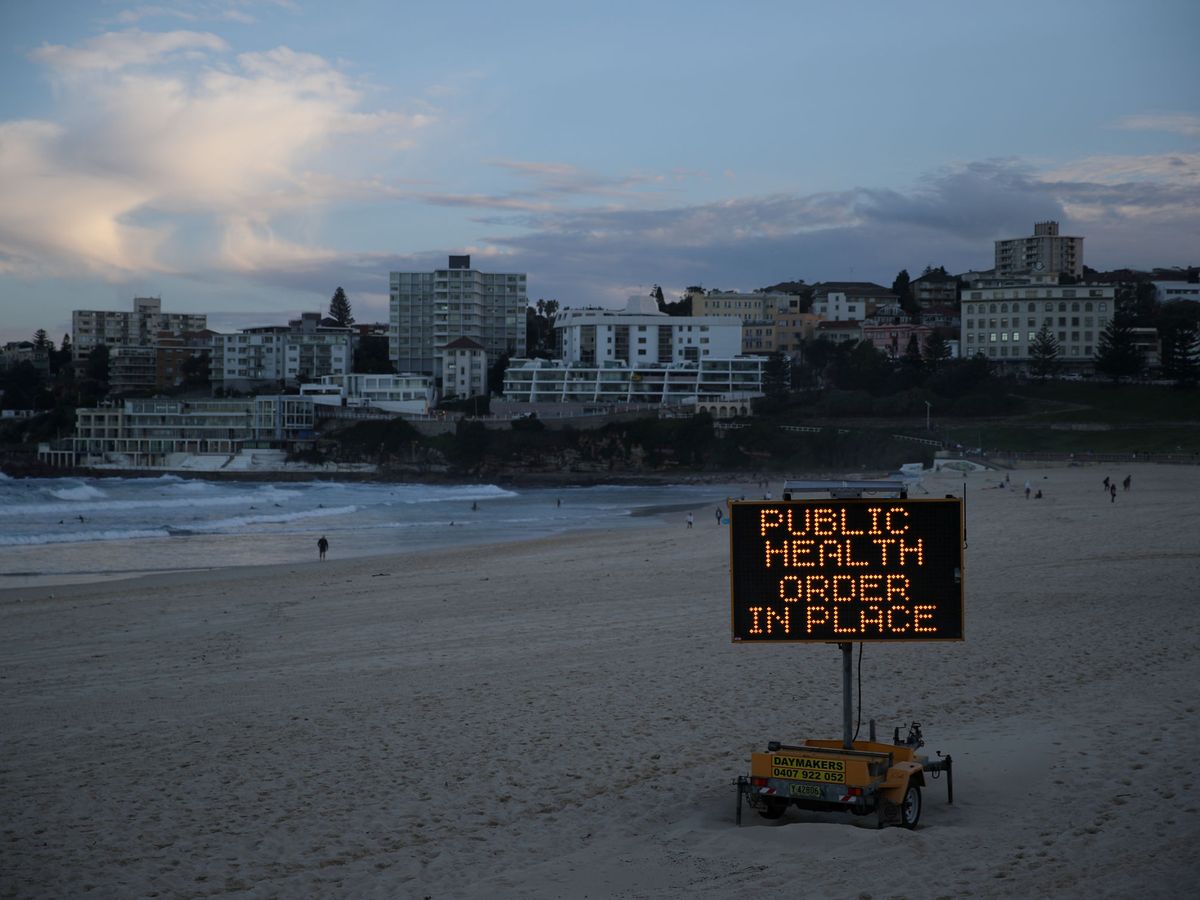 Foto: Un cartel sobre coronavirus en una playa en Australia. (Reuters)