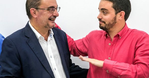 Foto: El presidente de Aragón, Javier Lambán, conversa con su secretario de Organización, Darío Villagrasa, este 29 de julio en Zaragoza. (EFE)