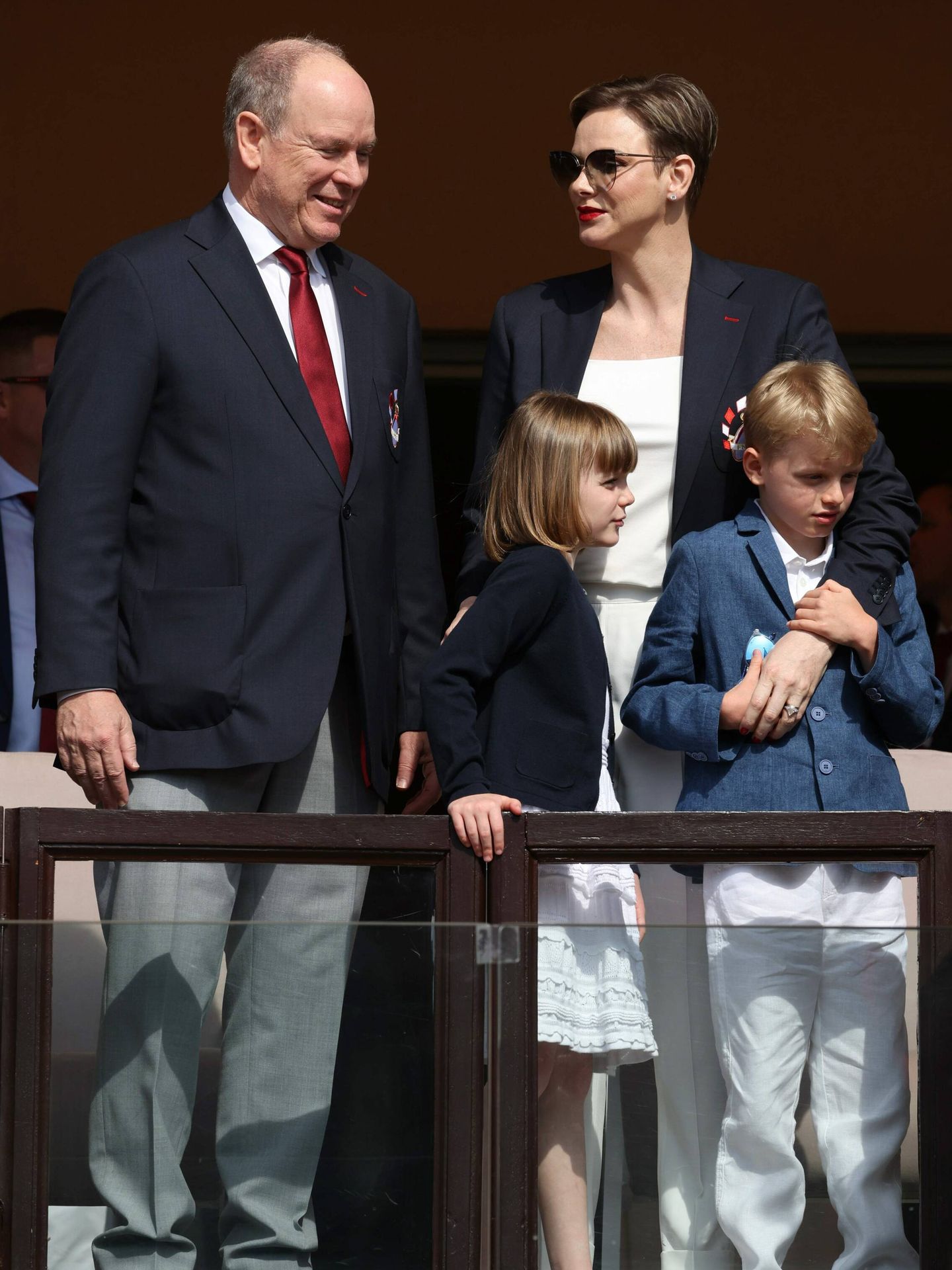 Alberto y Charlène, con sus hijos. (Cordon Press)
