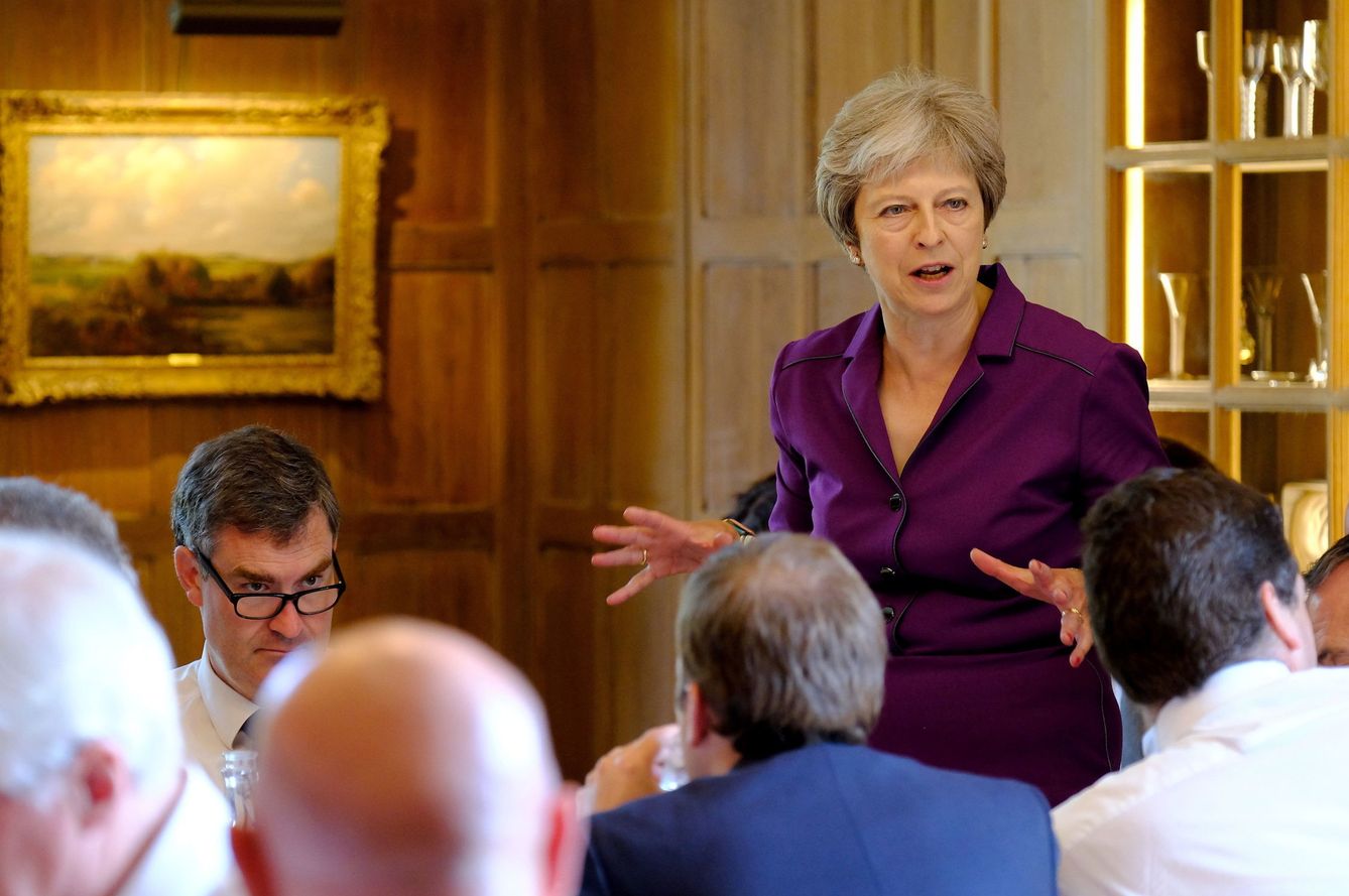 Theresa May, ante su gabinete, en el tenso encuentro de Chequers. (EFE)