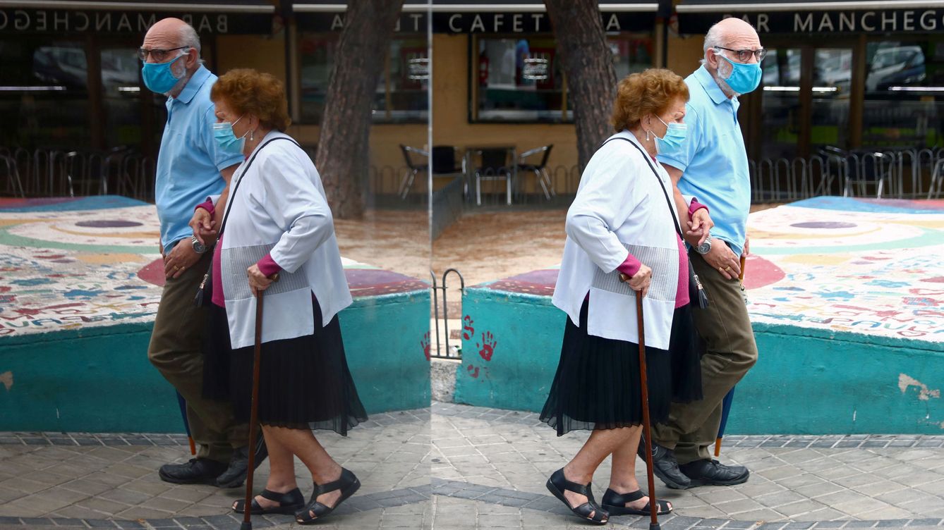 Foto: Dos ancianos caminan por Madrid. (Reuters)