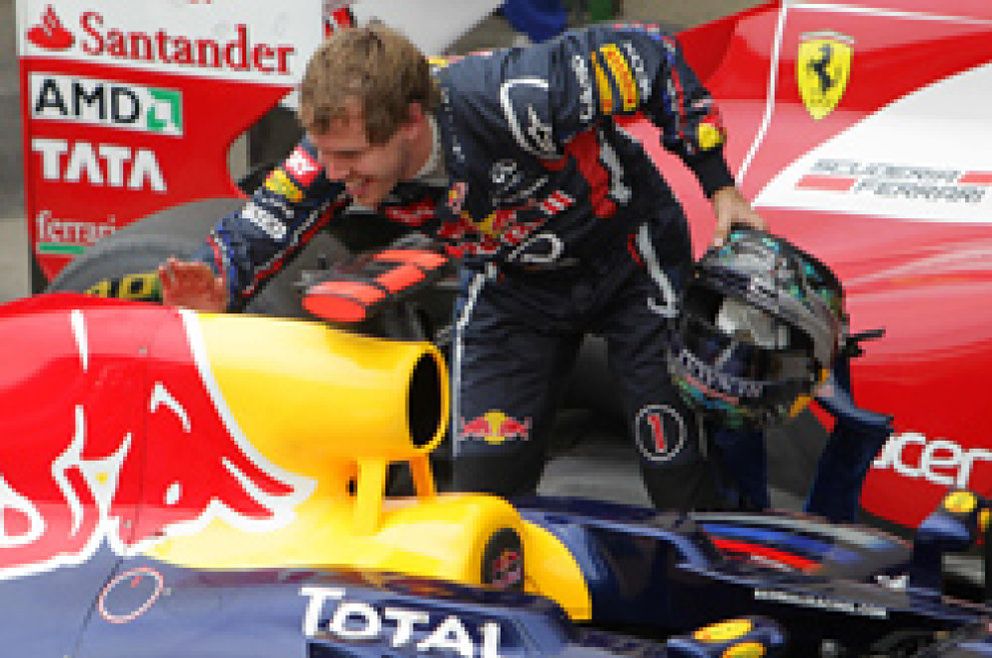 Foto: Vettel pasa a la historia y Alonso dice adiós a su quebradero de cabeza