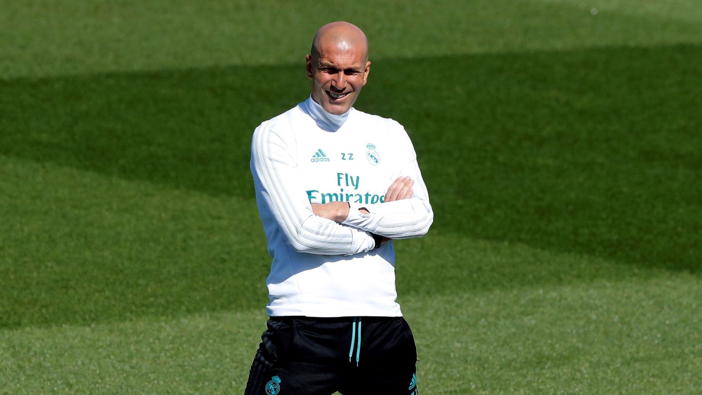 Zidane, de brazos cruzados, durante el entrenamiento previo al Clásico. (EFE)