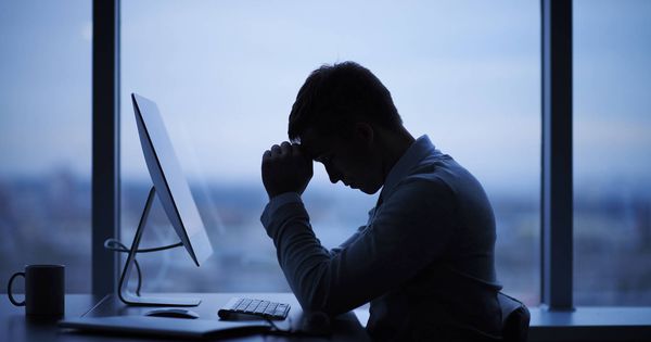 Foto: Un hombre descansa frente a su ordenador. (iStock)
