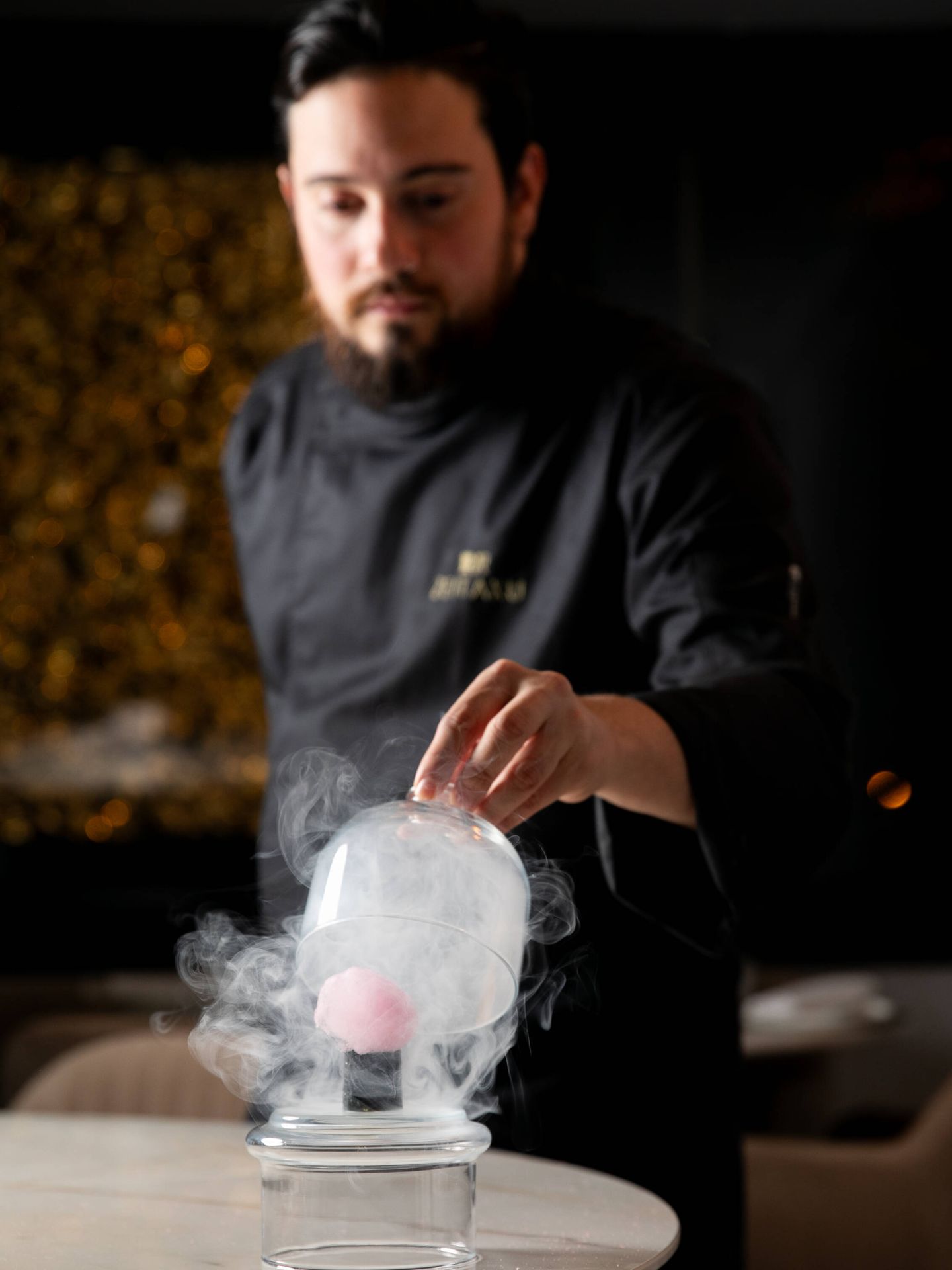 El chef Lionel Trejo trae a la mesa su gunkan de foie con algodón de azúcar de Sakura. (Cortesía)