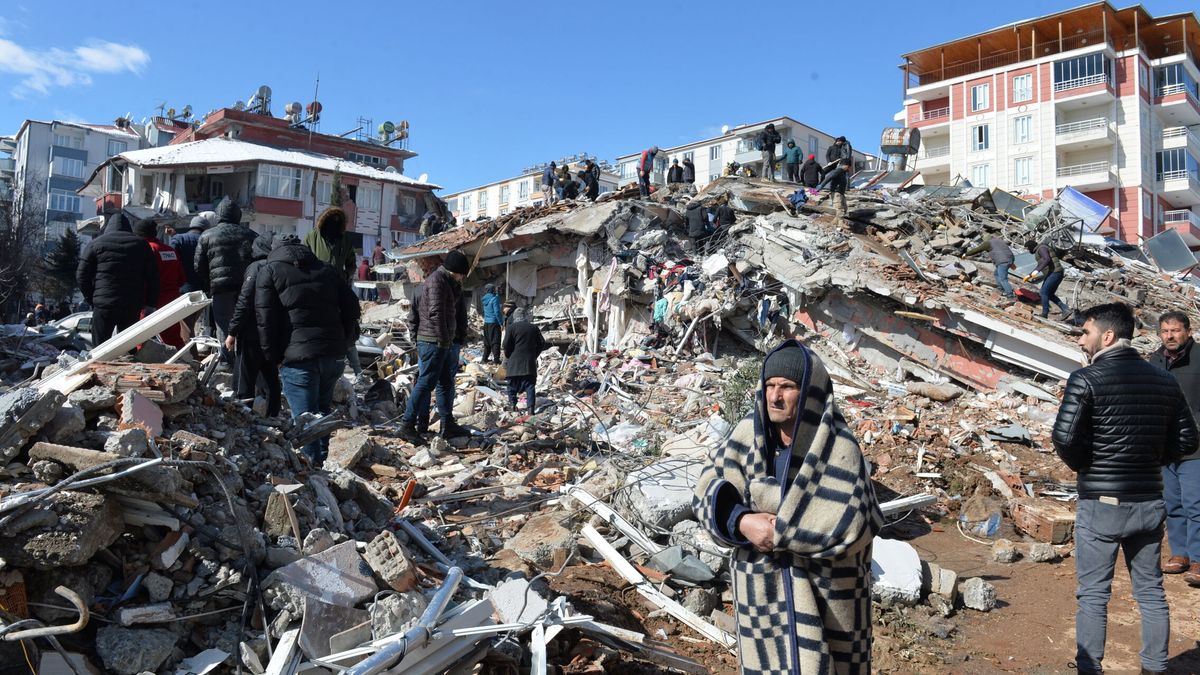 Los bomberos de Valencia que ayudan en Turquía: "La destrucción es inmensa y hay caos"
