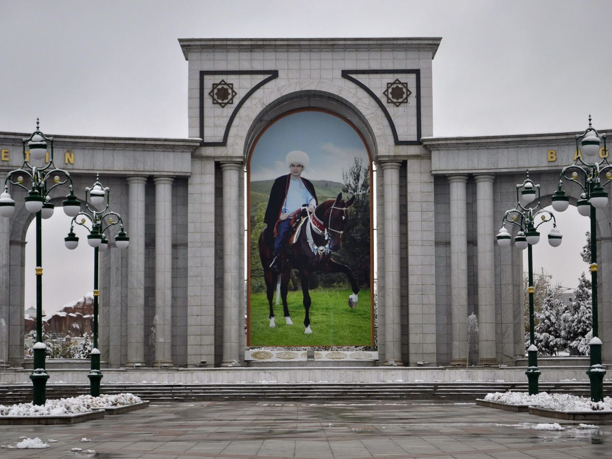 Foto: Un monumento en Asjabad, capital de Turkmenistán. (EFE)