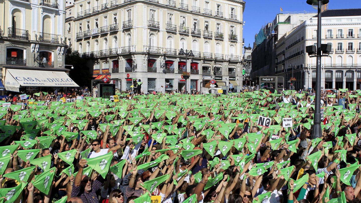 Miles de personas convocadas por el Partido Animalista Pacma, se manifiestan en la Puerta de Sol de Madrid. (EFE)