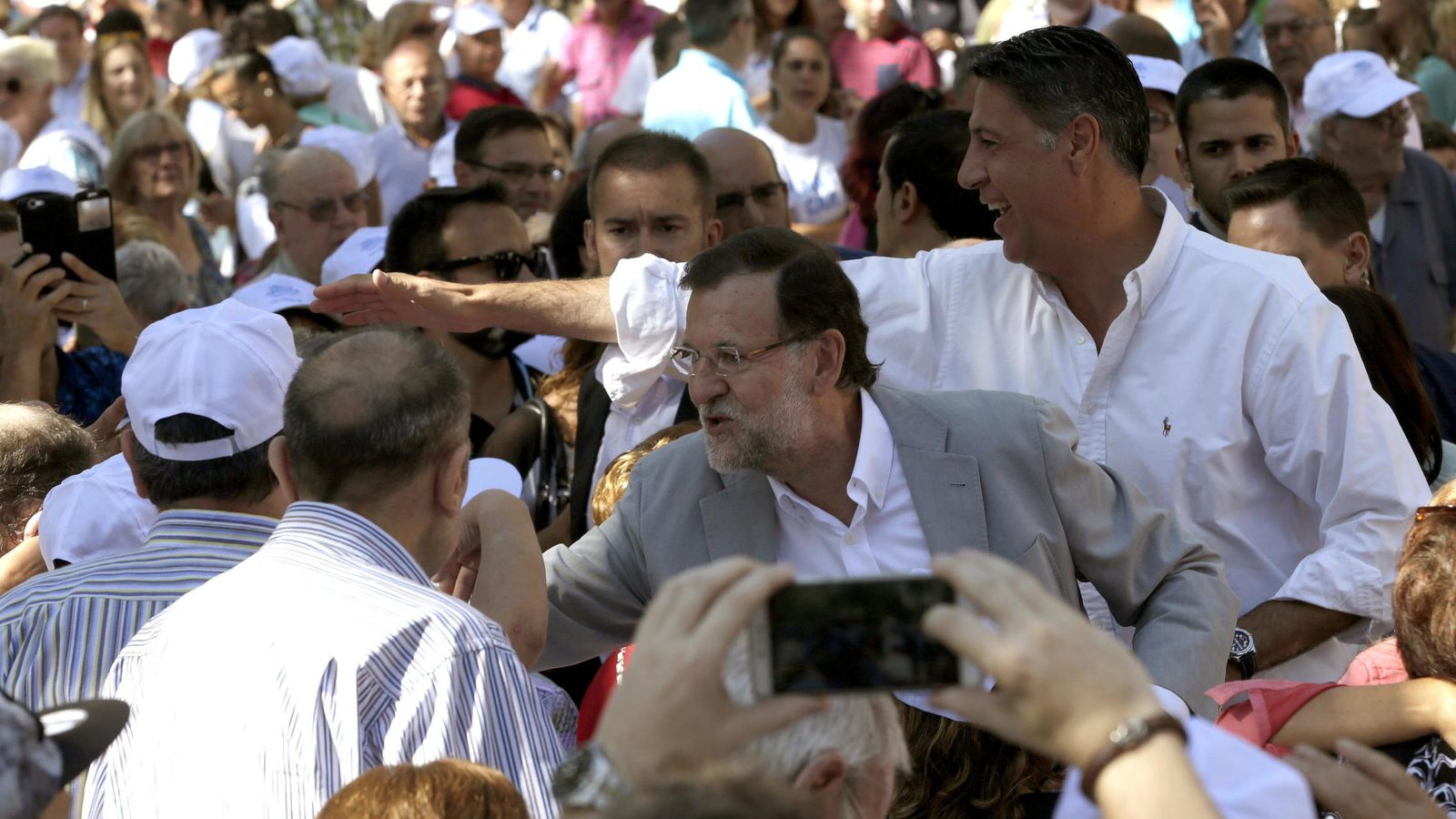 Foto: Rajoy y Albiol en el acto de Badalona. (EFE)
