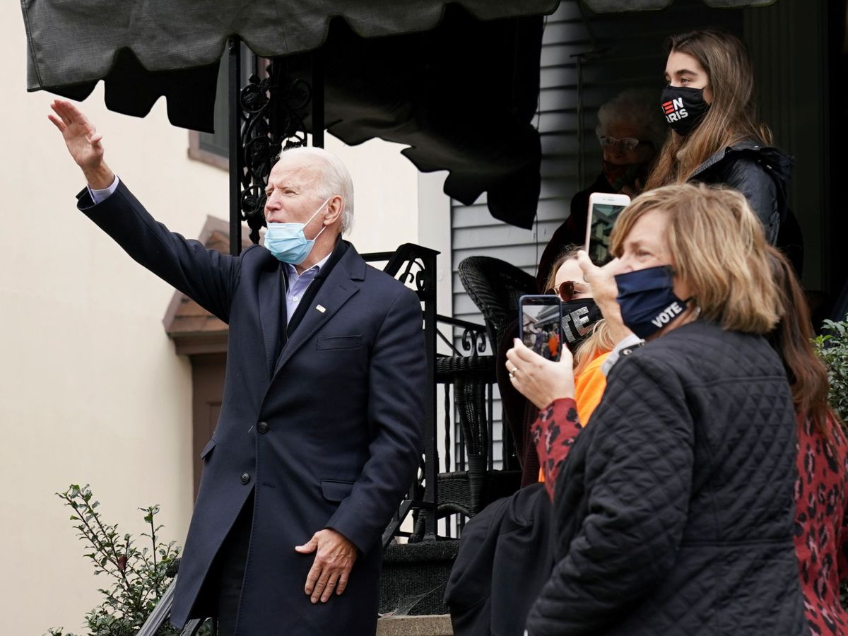 Foto: Joe Biden saluda desde su casa natal en Scranton, Pensilvania. (Reuters)