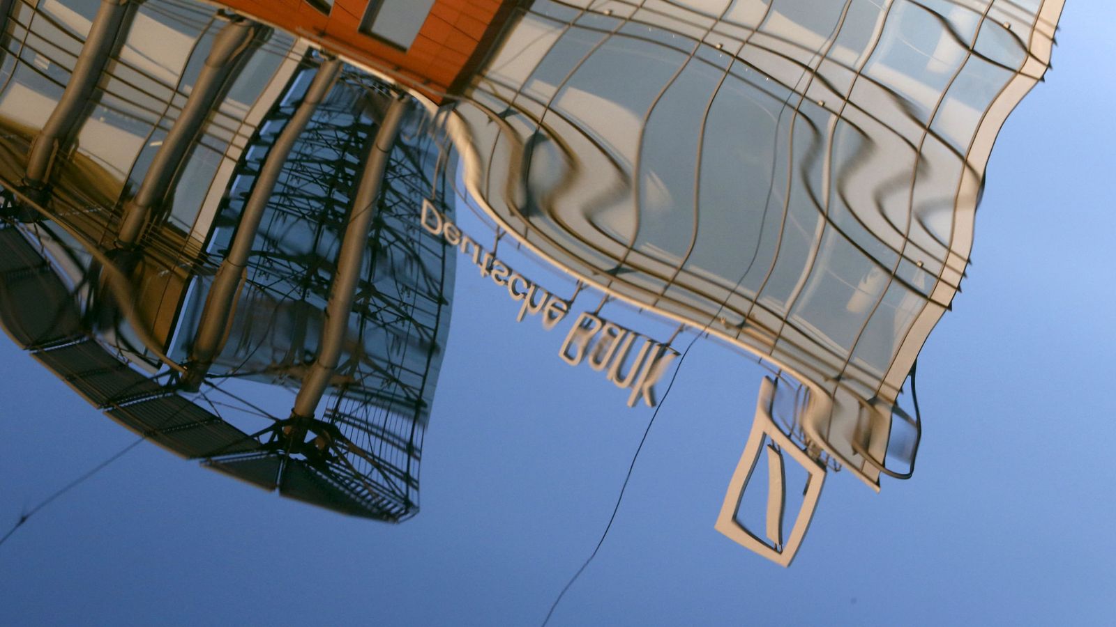 Foto: Foto sobre espejo de un edificio del Deutsche Bank. (Reuters)