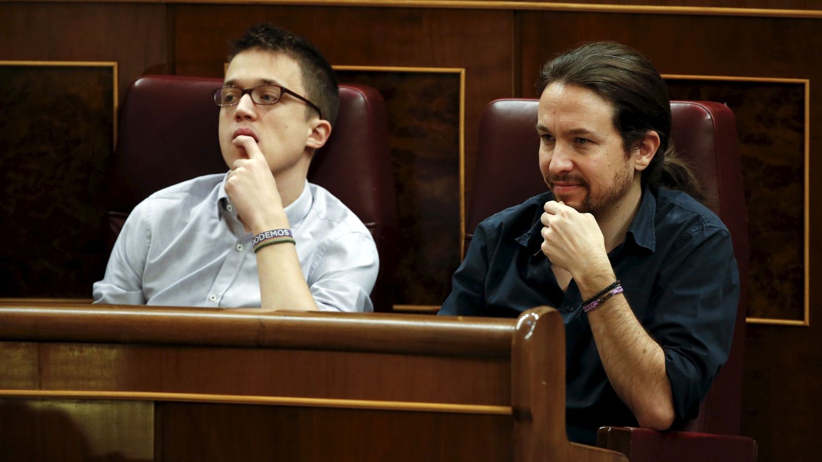 Foto: Íñigo Errejón y Pablo Iglesias escuchan desde sus escaños el discurso de investidura de Pedro Sánchez. (Reuters)