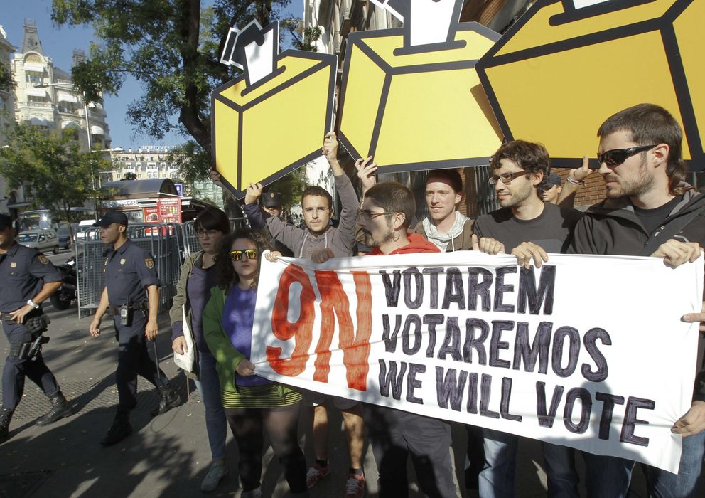 Foto: Una decena de miembros de las juventudes de ERC protestan en Barcelona. (EFE)