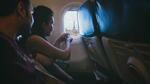 La razón por la que no alinean los asientos del avión con las ventanillas