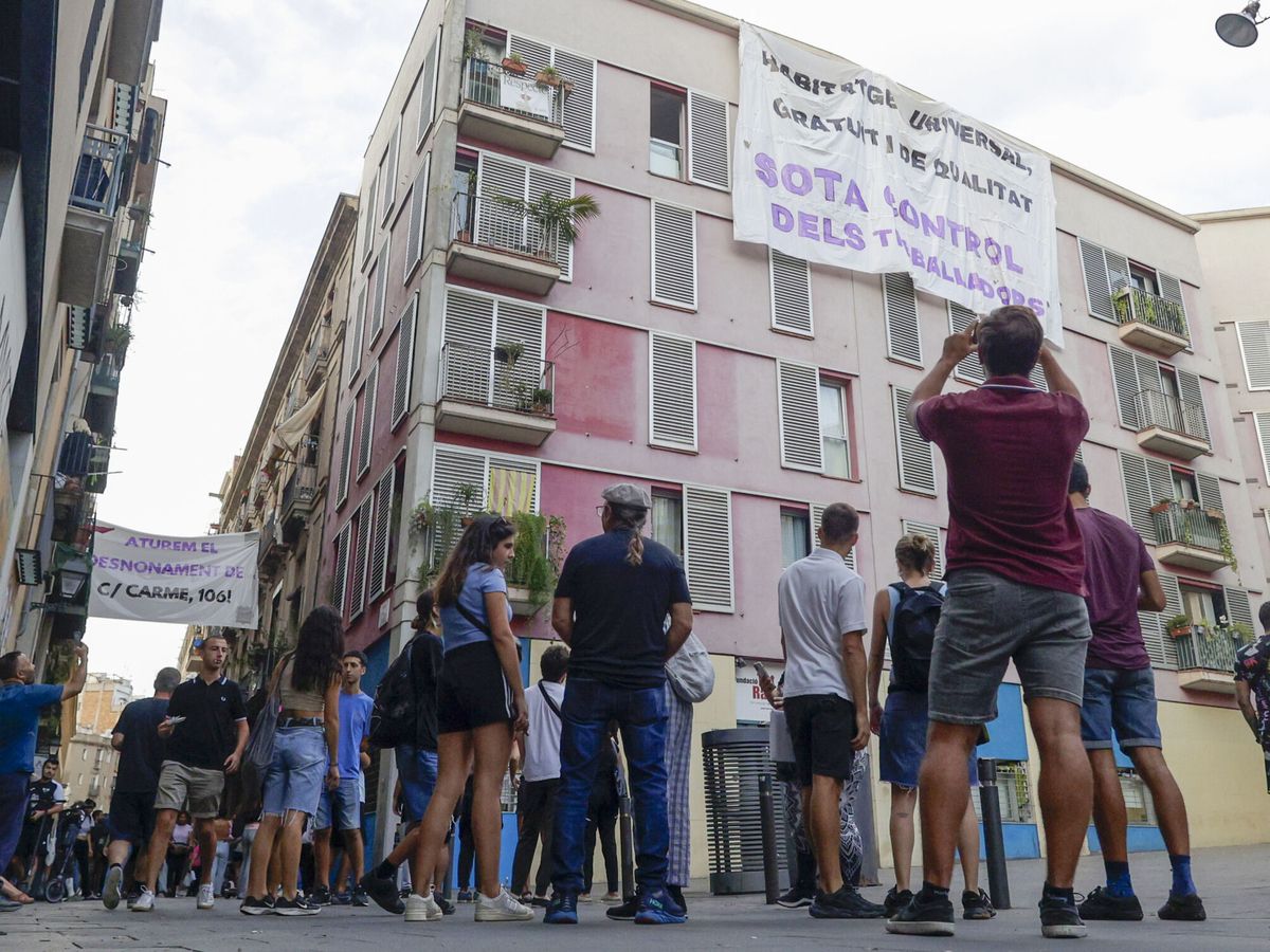 Foto: Activistas y vecinos paran un desahucio. (EFE/Quique García)