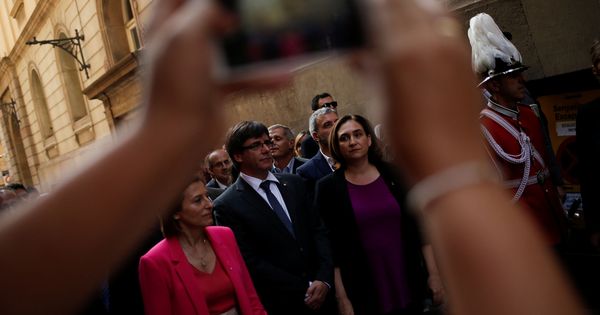 Foto: Carles Puigdemont con Ada Colau en una imagen de archivo. (Reuters)