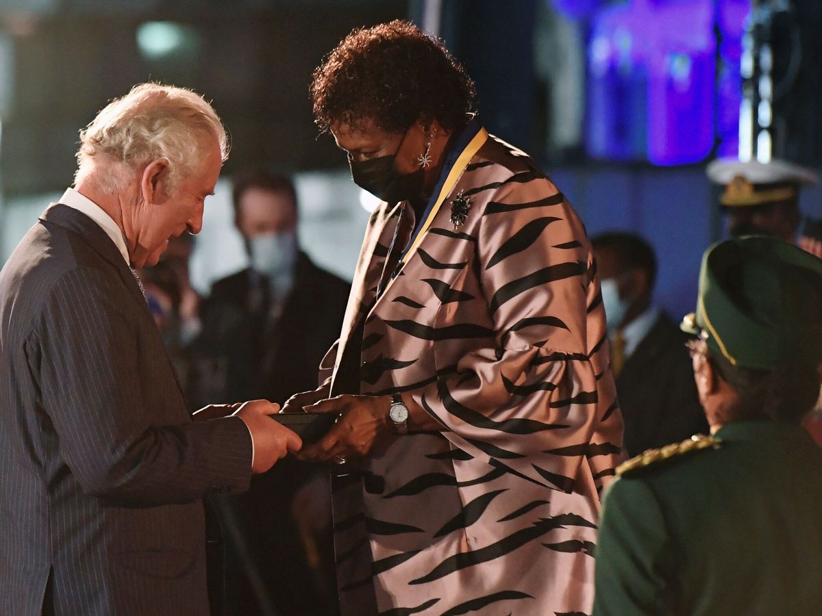 Foto: La presidenta de Barbados, Sandra Mason, junto al príncipe Carlos. (Reuters/Toby Melville)