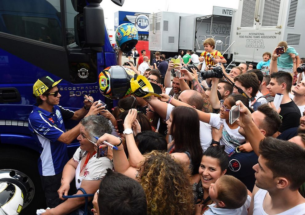 Foto: Valentino Rossi atendiendo a sus seguidores junto al box (Yamaha).
