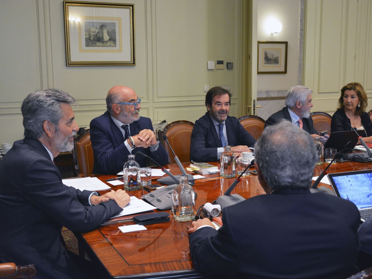 Foto: El presidente del Consejo General del Poder Judicial (CGPJ) , Carlos Lesmes (i), preside un pleno extraordinario. (EFE)