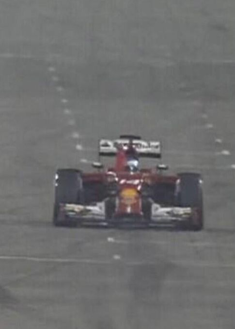Alonso levantando el brazo en meta