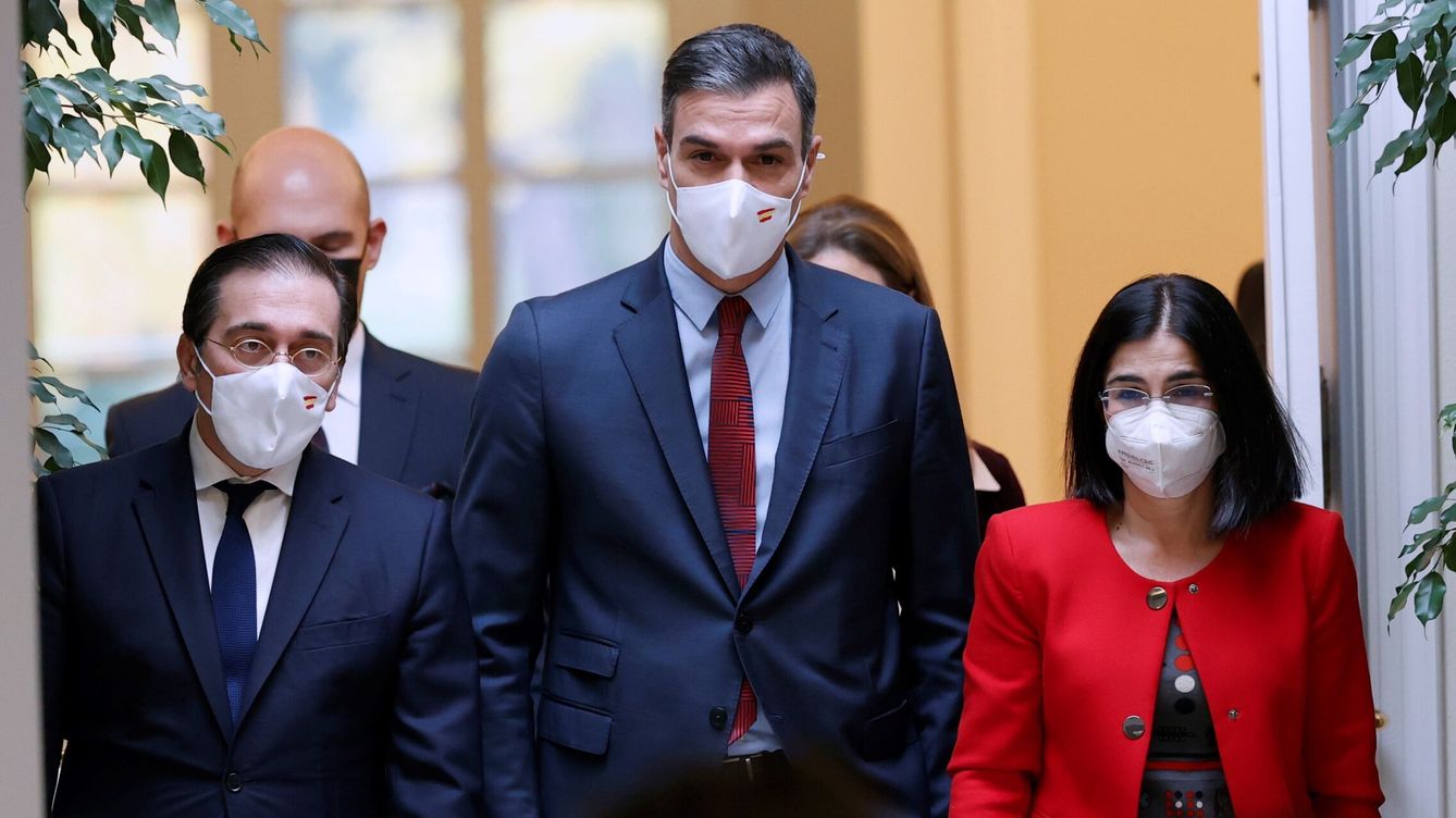 Foto: El presidente del Gobierno, Pedro Sánchez (i), la ministra de Sanidad, Carolina Darias, y el ministro de Exteriores, José Manuel Albares. (EFE/Juan Carlos Hidalgo)