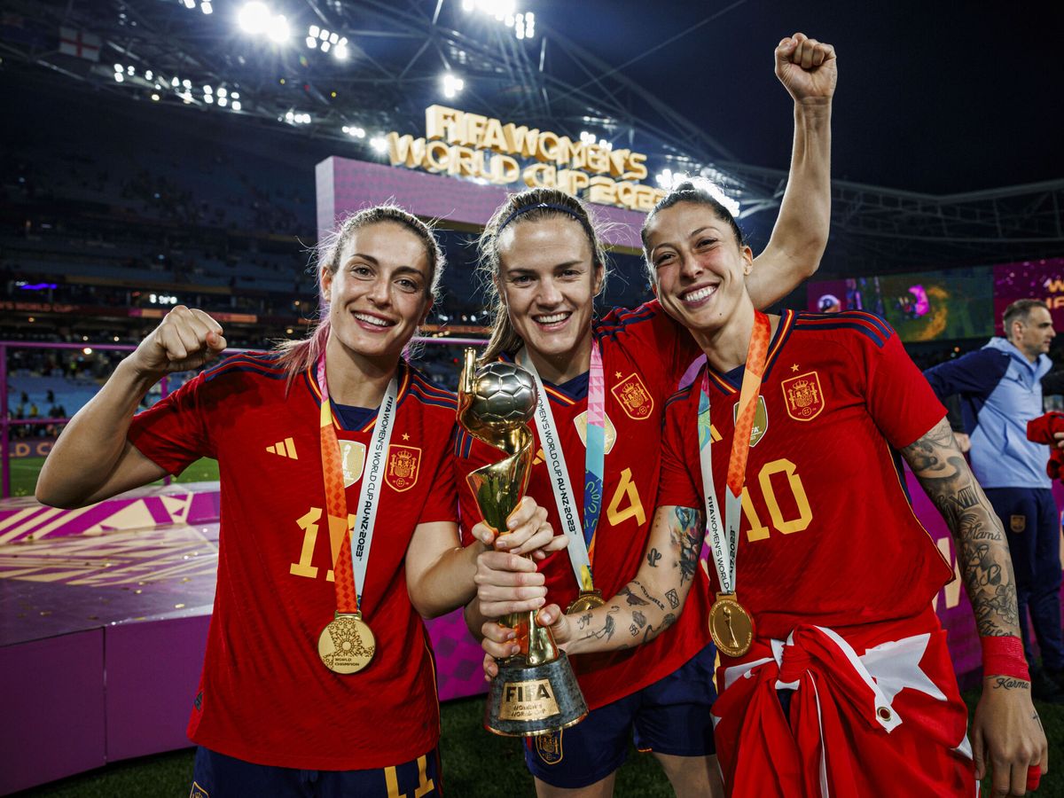 Foto: Las jugadoras de la Selección de fútbol femenino Alexia Putellas (i), Irene Parades (c) y Jenni Hermoso posan como campeonas del mundo. (EFE/RFEF/Pablo García)