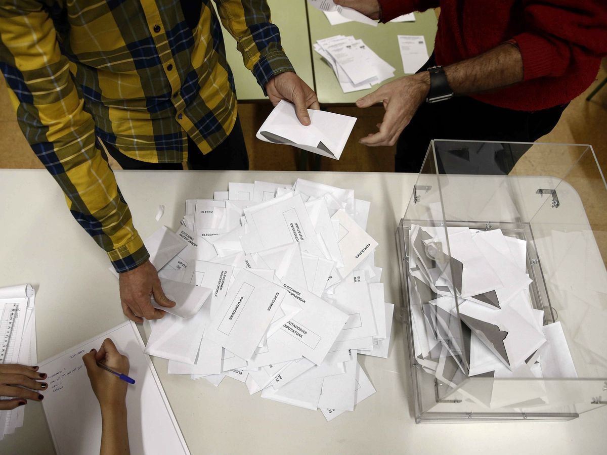 Foto: Imagen de archivo ecuento de votos durante unas elecciones autonómicas (EFE)