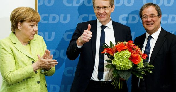 Foto: Angela Merkel y el candidato de CDU en Renania del Norte-Westfalia, Armin Laschert. (EFE)