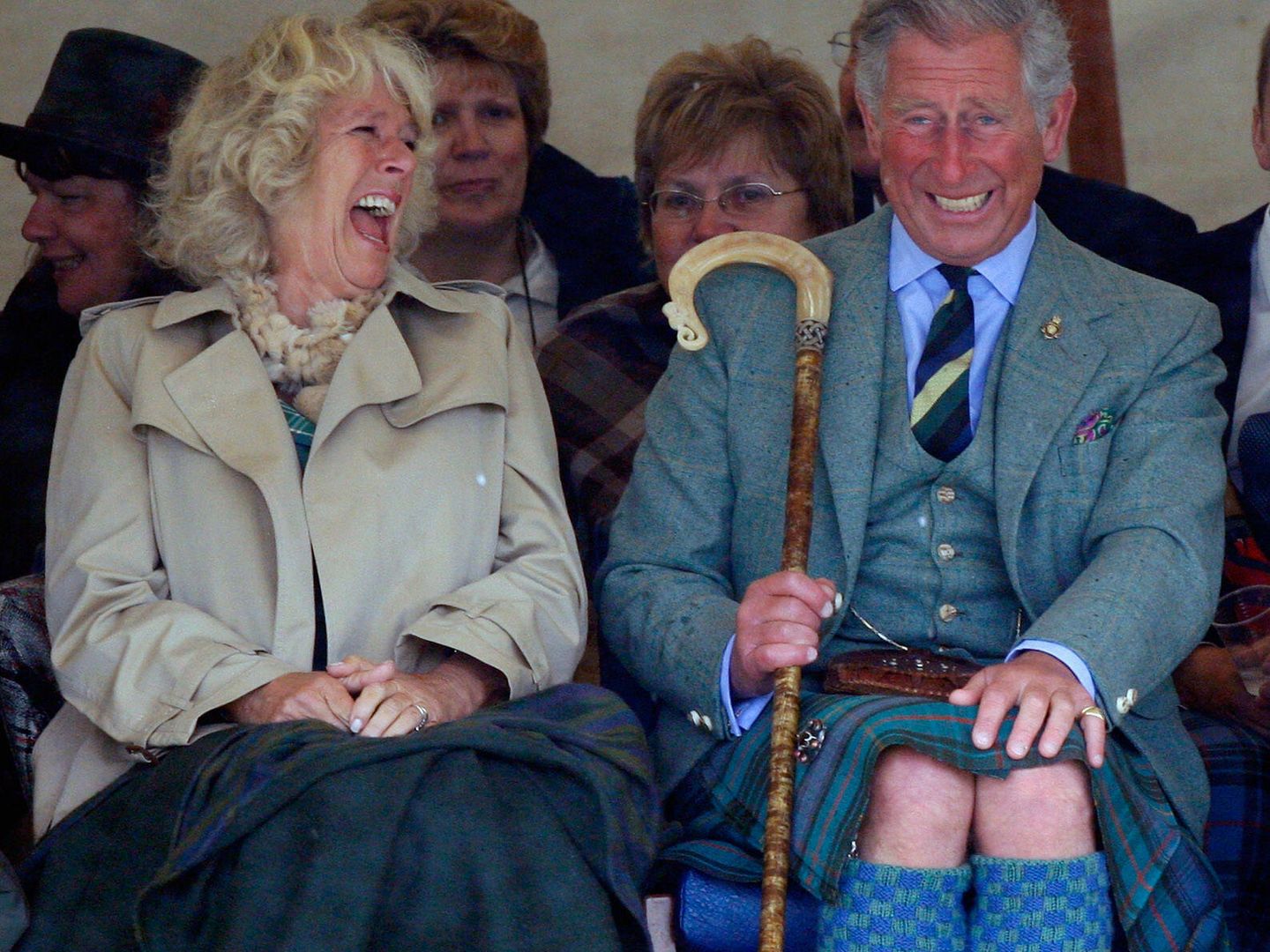 Camila y Carlos ríen durante una visita a Escocia. (Reuters)