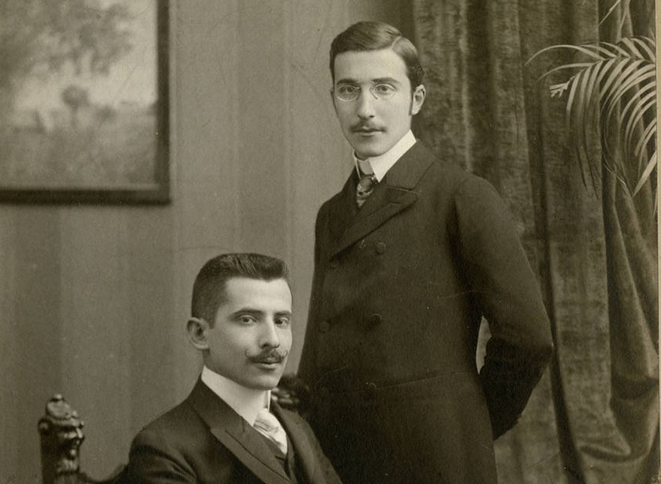 Stefan Zweig, en pie, y su hermano Alfred en Viena hacia 1900