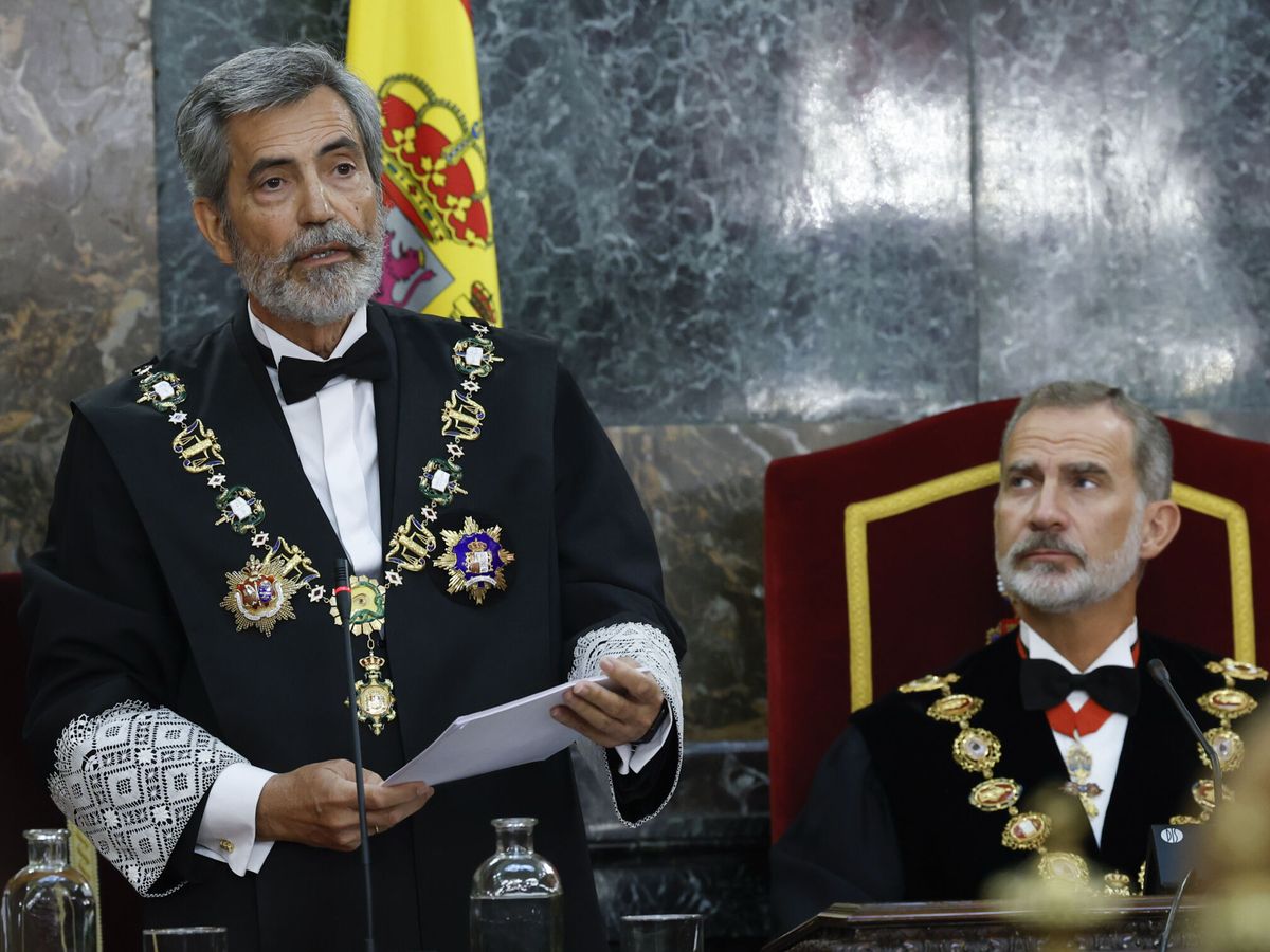 Foto: El presidente del Tribunal Supremo, Carlos Lesmes (i), ante el rey Felipe. (EFE/Pool/J.J Guillén)