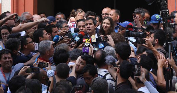 Foto: El presidente de la Asamblea Nacional de Venezuela y autoproclamado presidente interino del país, Juan Guaidó (c), habla con los medios de comunicación. (EFE)
