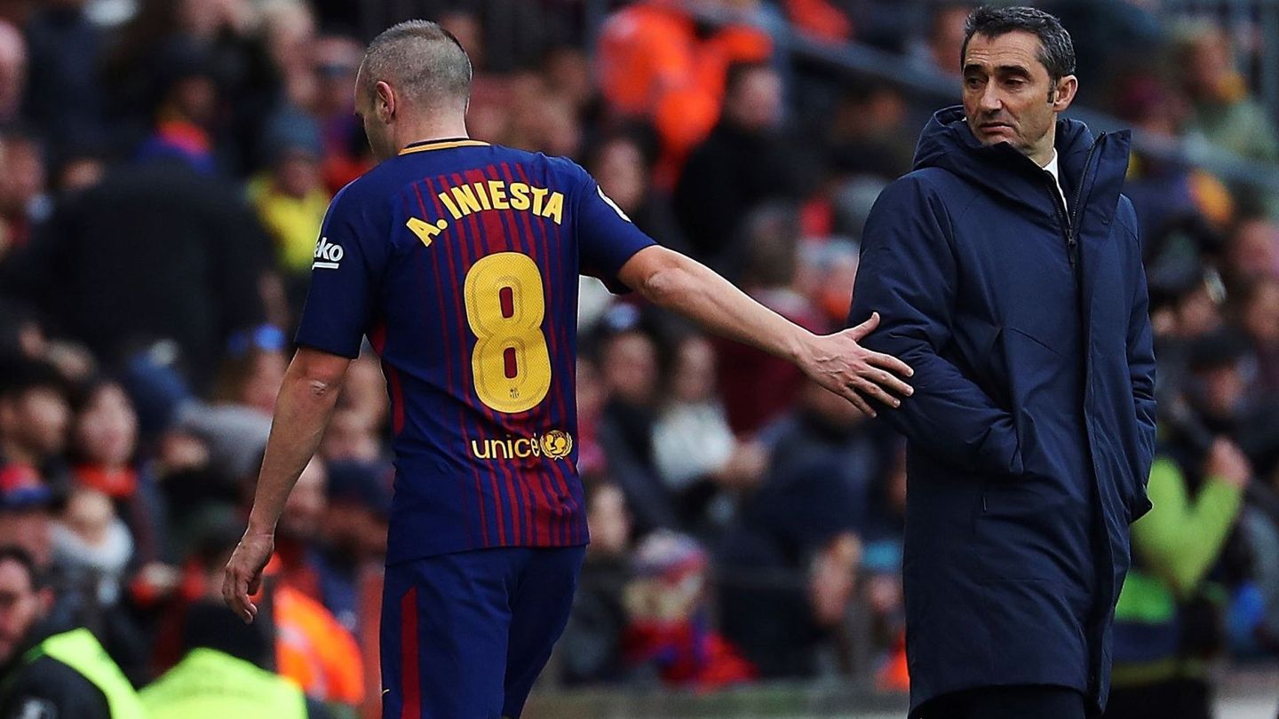 Iniesta, junto a Valverde, tras ser sustituido en el partido de Liga contra el Celta en el Camp Nou. (EFE)