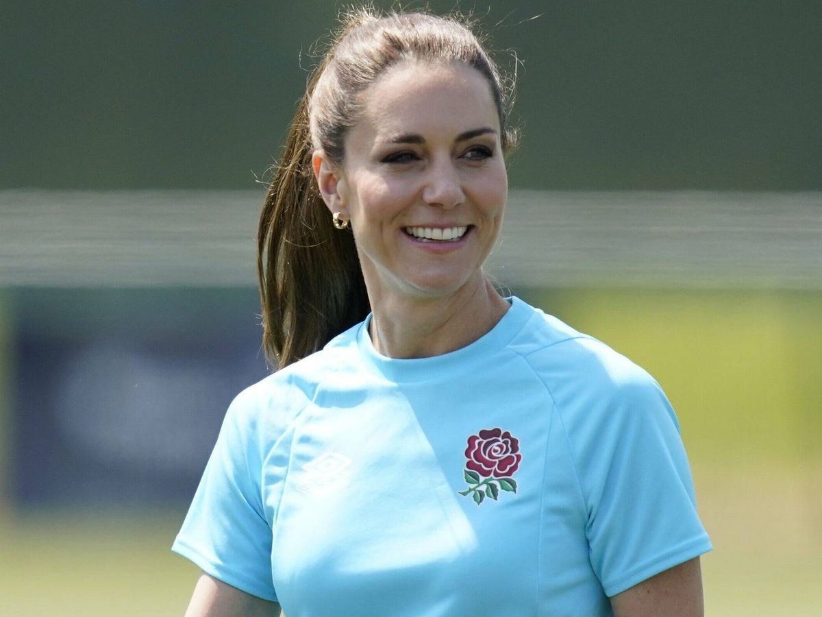 Foto: Kate Middleton, jugando al rugby. (CP)