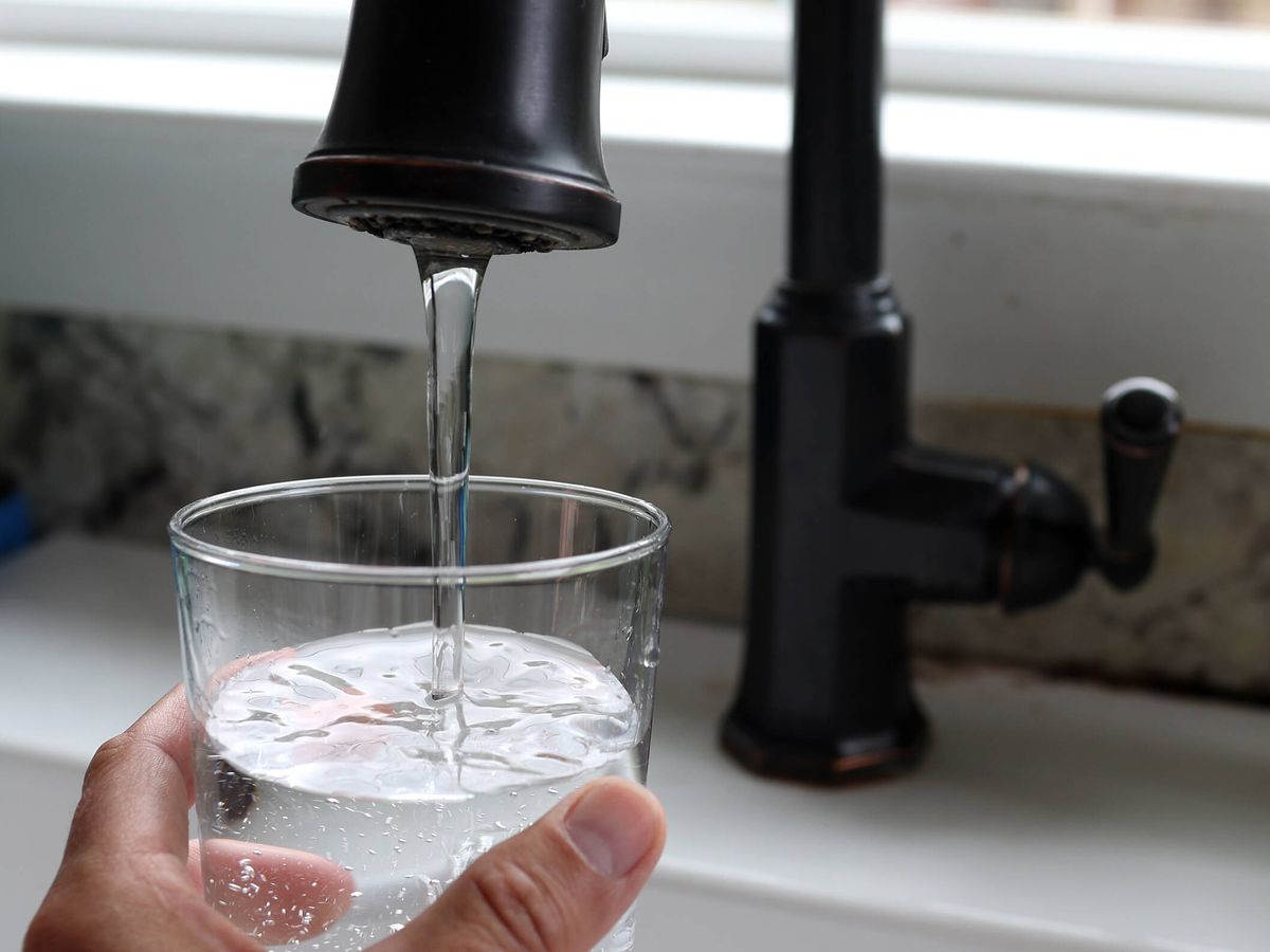 Foto: Beber agua pobre en deuterio, un bulo contra el cáncer. (Getty)