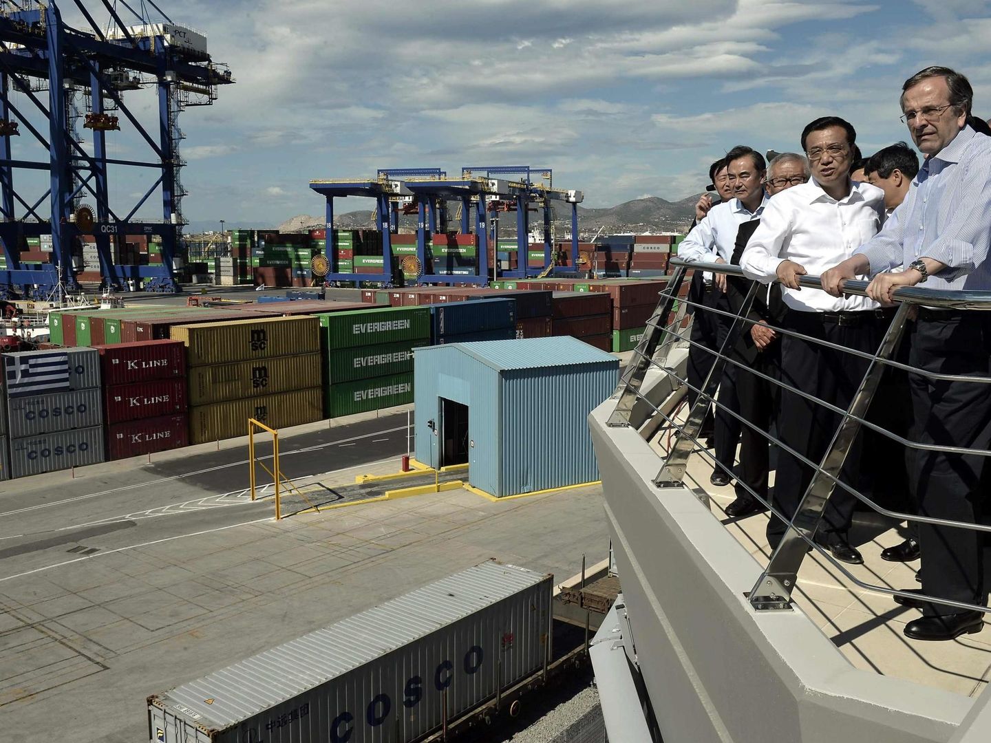 El primer ministro griego Antonis Samaras y el premier chino Li Keqiang en el puerto del Pireo, dos de cuyas tres terminales son propiedad de una empresa china, en 2014. (Reuters)