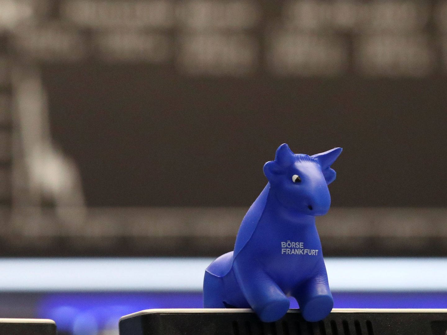 Una figura de toro (símbolo de alzas en los mercados) en la bolsa alemana. (Reuters)