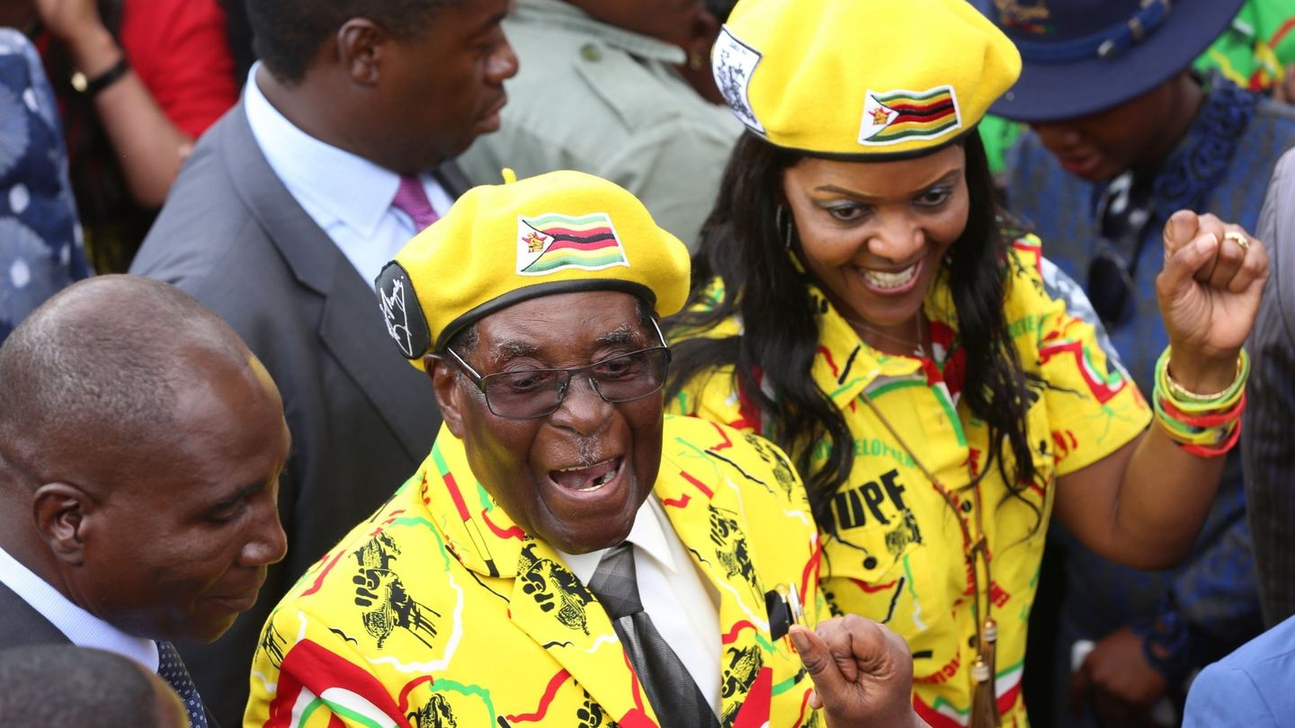 Mugabe y su esposa, Grace, en noviembre de 2017, después de anunciar que volvería a presentarse a las elecciones de 2018. (EFE)