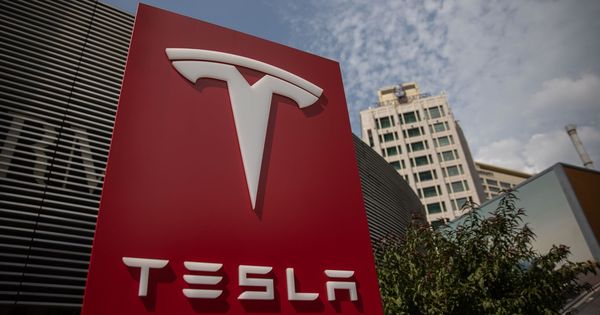 Foto:  Vista del logotipo de la compañía estadounidense Tesla en su sede de Pekín. (EFE)