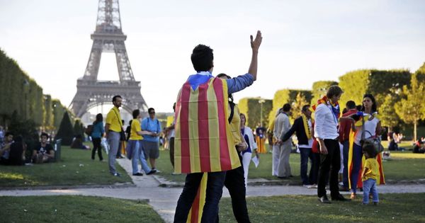 Foto: Manifestación a favor de la independencia catalana en París el día de la Diada. (Reuters)