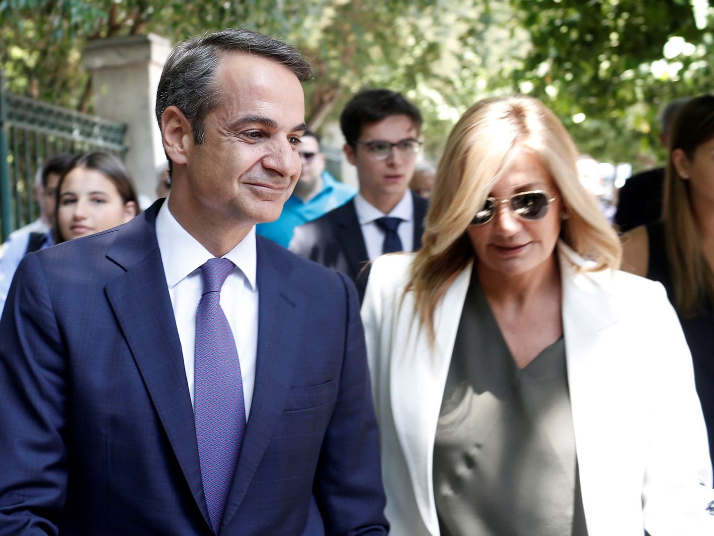 Kyriakos Mitsotakis y su mujer, Mareva Grabowski, llegan al palacio presidencial. (EFE)