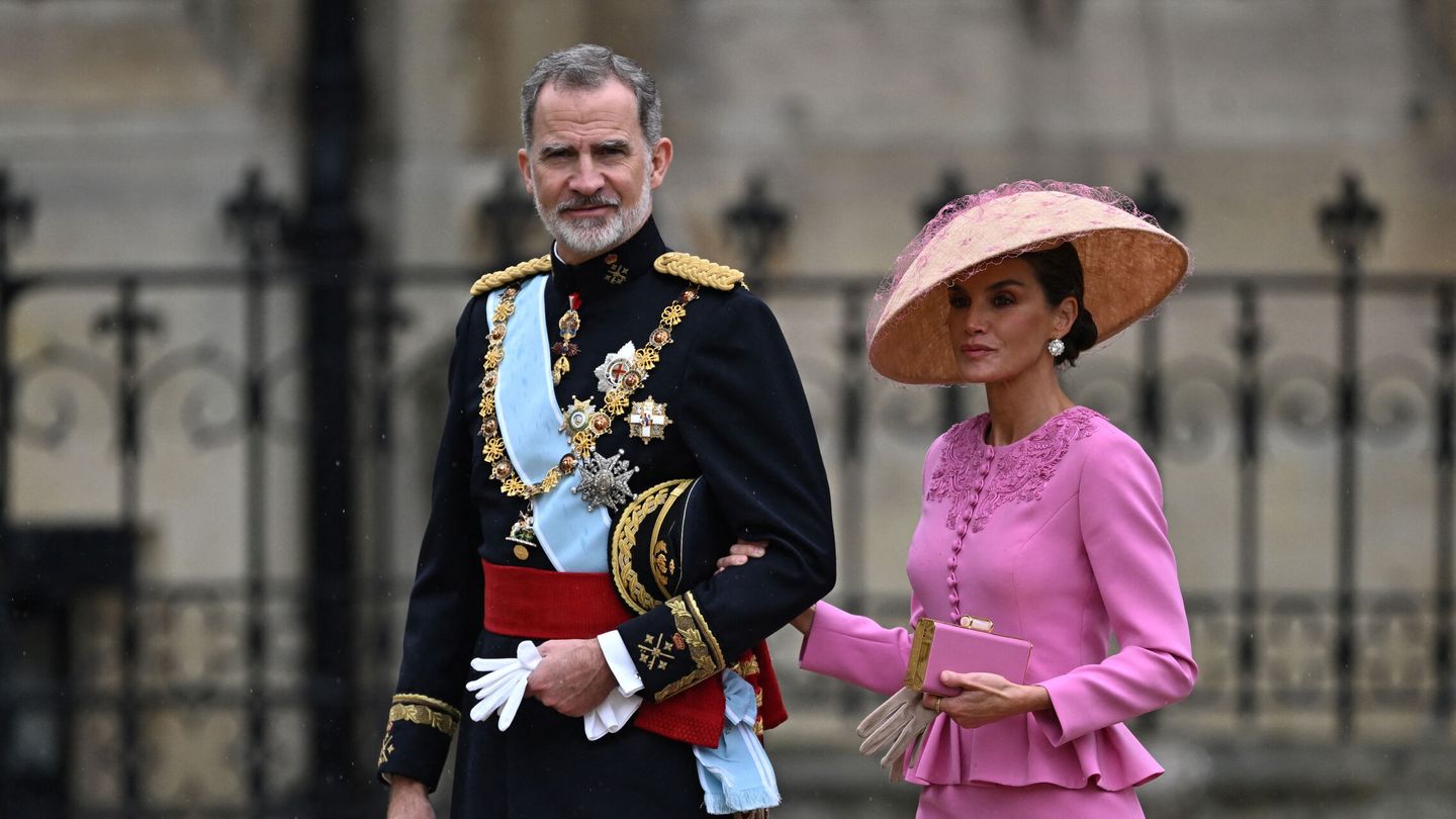 Los reyes Felipe y Letizia, a su llegada a la coronación. (Reuters/Dylan Martinez)