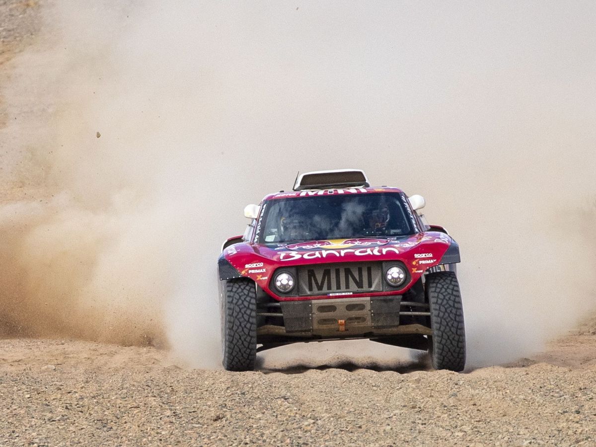 Foto: Carlos Sainz, con el Mini, durante la etapa cuarta del Rally Dakar. (EFE)