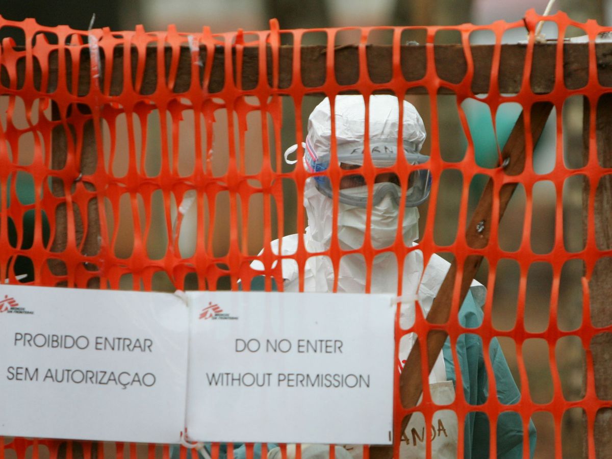Foto: Imagen de archivo de un sanitario con equipo de protección para tratar a contagiados con el virus de Marburgo en Angola. (Reuters)