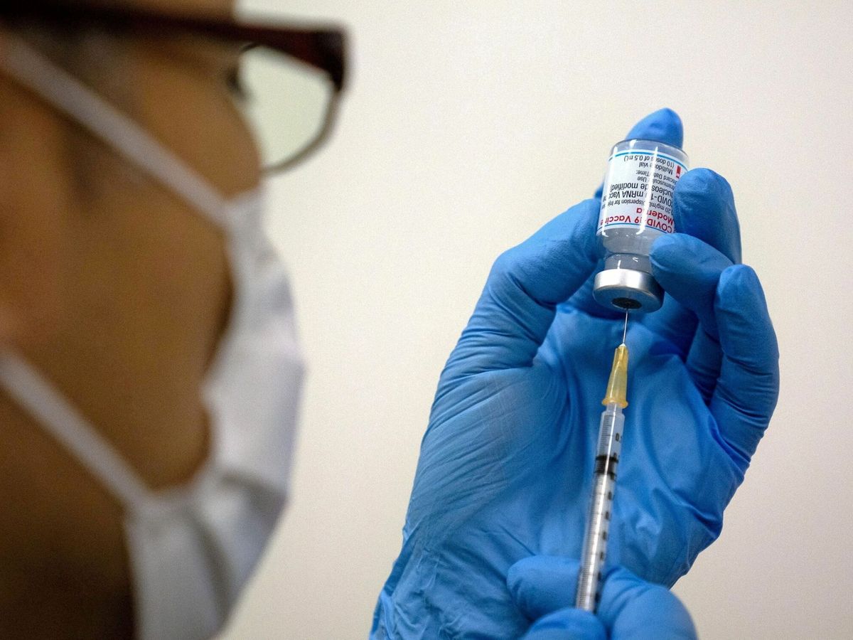 Foto: Un vial de una dosis de la vacuna de Moderna. (Reuters)