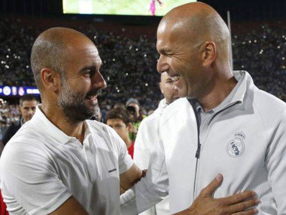 Foto: Pep Guardiola y Zinedine Zidane se saludan durante una pretemporada. (EFE)
