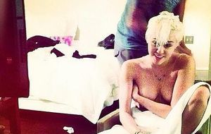 Miley Cyrus, con peluquero y sin sujetador