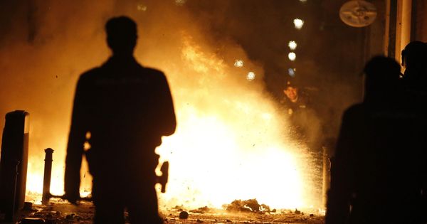 Foto: Contenedores incendiados en la calle Mesón de Paredes con la calle del Oso, en el barrio de Lavapiés de Madrid. (EFE)
