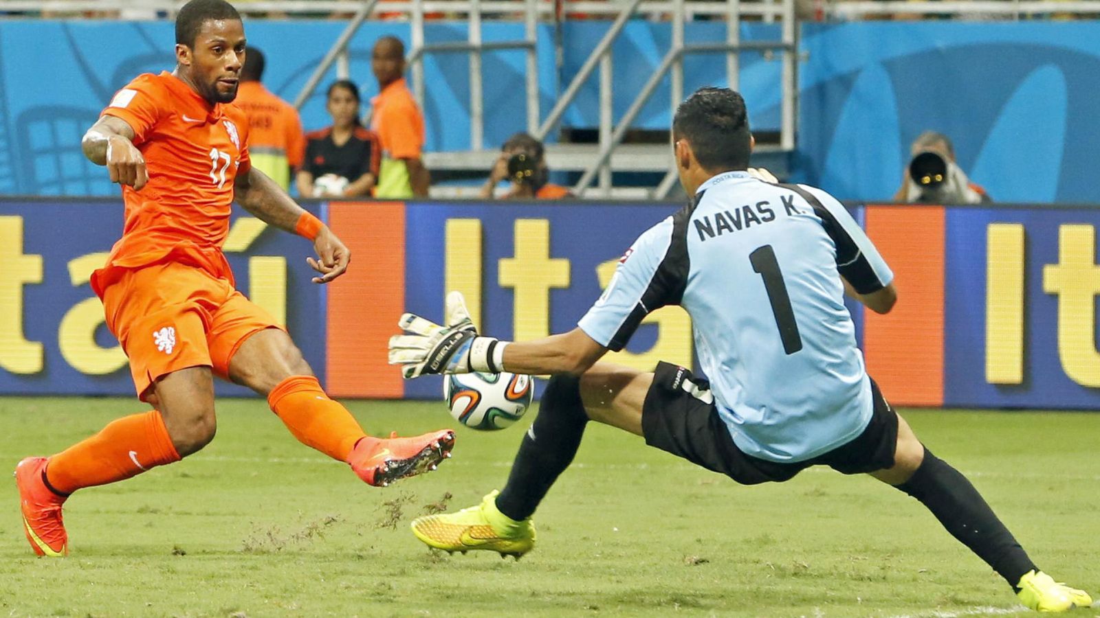 Foto: Keylor Navas realizó un gran partido contra la Holanda de Van Gaal en los cuartos de final del pasado Mundial. (Efe)